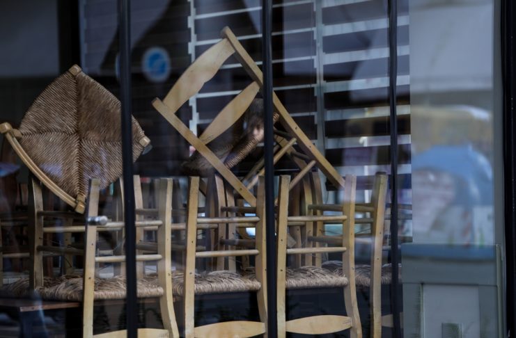 Κορονοϊός: Θα κλείνουν στις 10 το βράδυ καταστήματα και μπαρ; – Τα σενάρια