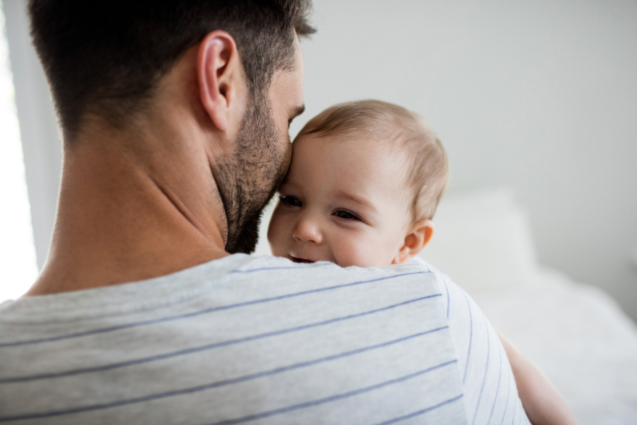 Άδεια πατρότητας: Αυξάνεται στις 14 ημέρες – Όλες οι λεπτομέρειες