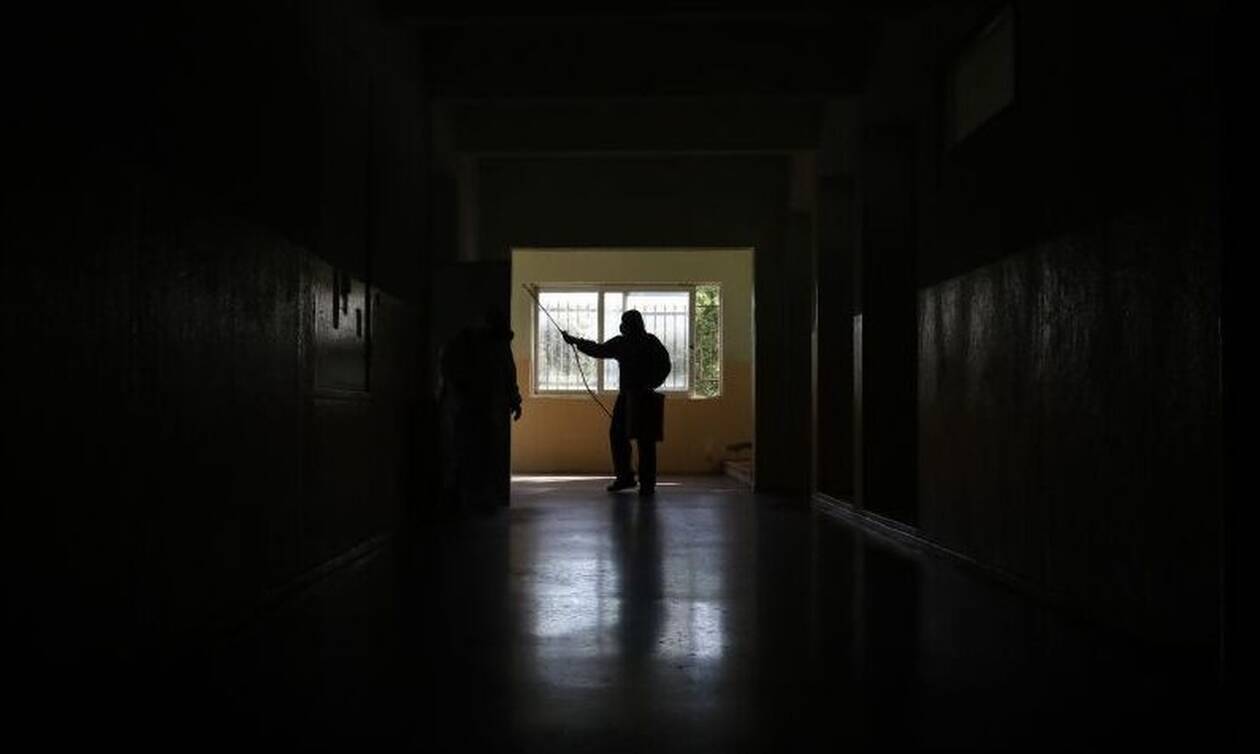 Κορονοϊός: Έτσι μεταδίδεται σε κλειστούς χώρους – Τί μειώνει τη διασπορά