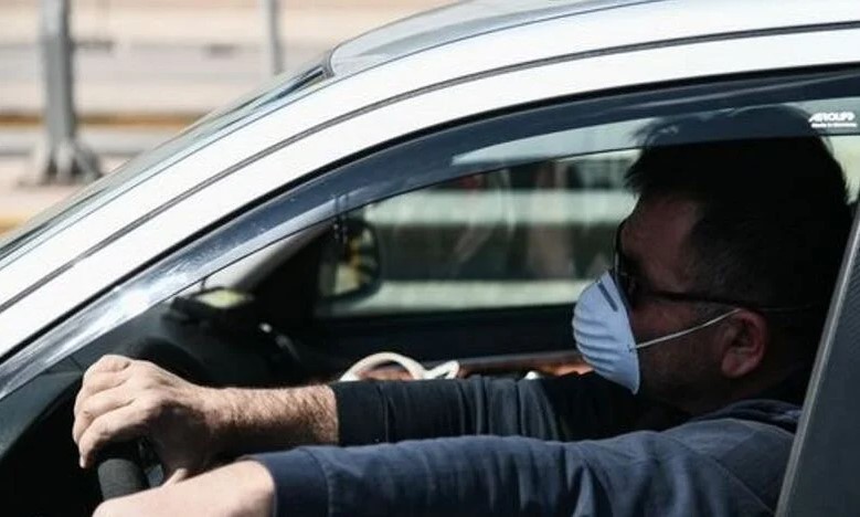Κορονοϊός και μάσκα παντού: Τι ισχύει για αυτοκίνητα, πυλωτές και αυλές σπιτιών