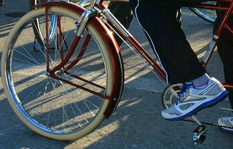 Τροχαίο με όχημα και ποδηλάτες στην Ποσειδώνος: Πέντε τραυματίες