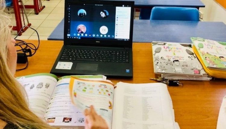 Κυβέρνηση: Ξεκινά τηλεκπαίδευση σε σχολεία – Πώς θα γίνει