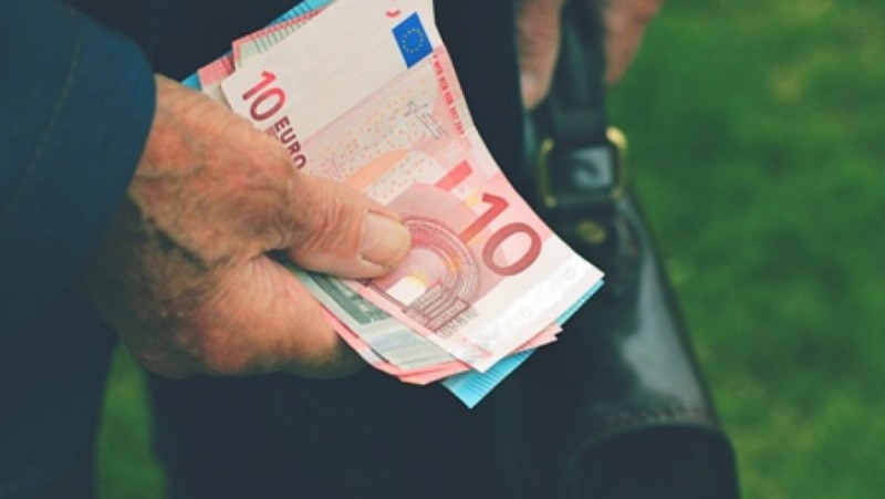 Συνταξιούχοι: Ποιοι θα πάρουν έως 6.912 ευρώ μέσα στον Νοέμβριο