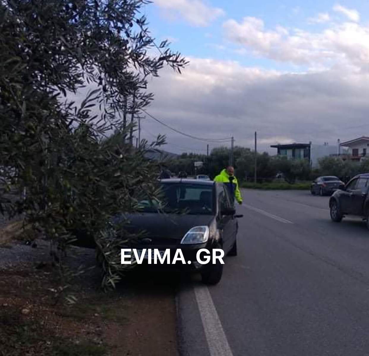 Εύβοια Χαλκίδα: Τροχαίο με δύο ΙΧ στη Δροσιά εν μέσω καραντίνας – [εικόνες]