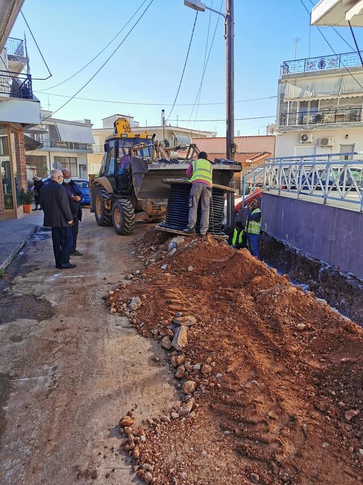 Στο Γυμνό ο δήμαρχος Ερέτριας – Επιτήρησε τις εργασίες για την ανάπλαση του Εμπορικού Κέντρου [εικόνες]