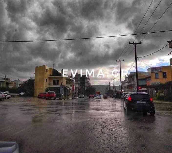 Καιρός – Εύβοια: Προβλήματα από την έντονη βροχόπτωση – Πλημμυρισμένοι δρόμοι (βίντεο)