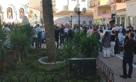 Σάμος: Οδύνη και σπαραγμός στις κηδείες της Κλαίρης και του Άρη – Στα λευκά οι συμμαθητές τους