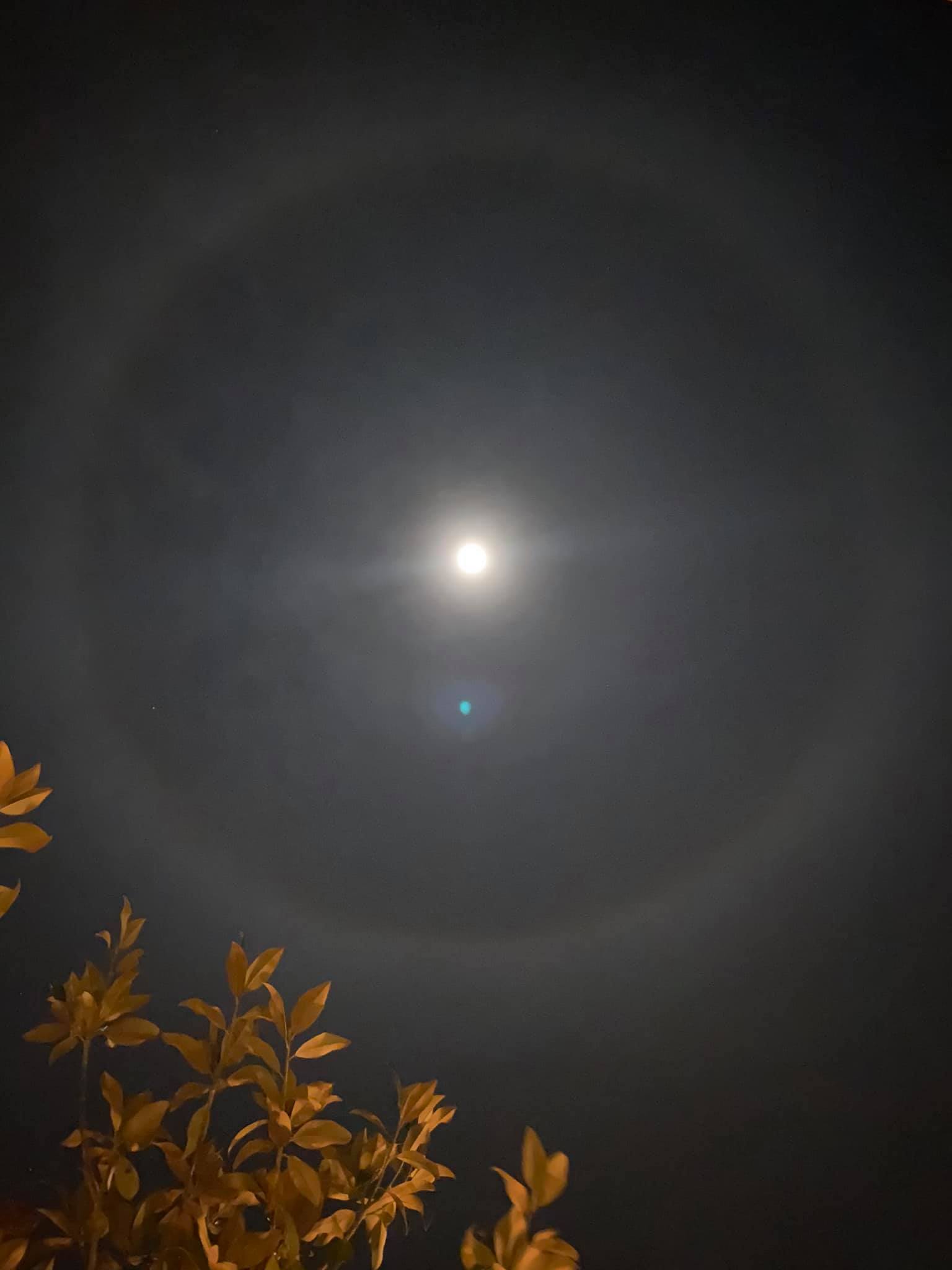Εύβοια Σεληνιακή άλως: Το φεγγάρι «καλύπτεται» από ένα φωτεινό στεφάνι -Εντυπωσιακές εικόνες