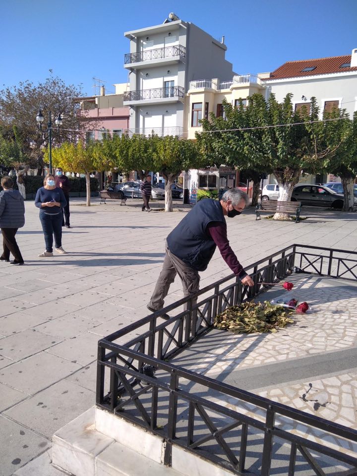 Συμβολική κατάθεση λουλουδιών από την Κ. Ο. Καρύστου του ΚΚΕ για την επέτειο του Πολυτεχνείου [εικόνες]