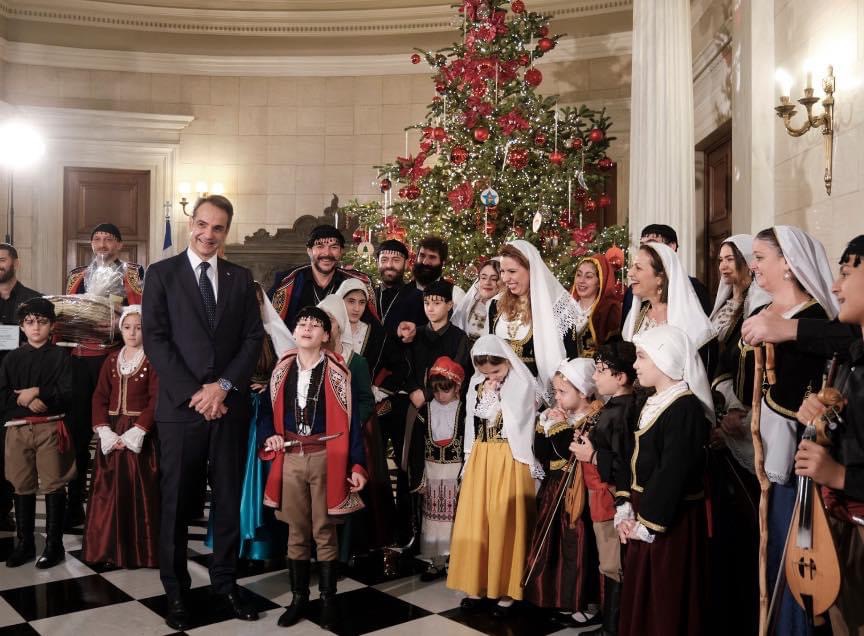 Διαδικτυακά θα ακούσει τα Κάλαντα των Χριστουγέννων ο πρωθυπουργός