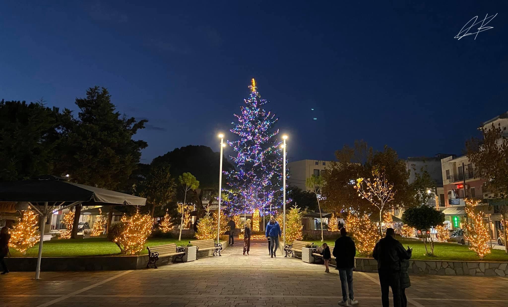 Γιάννης Κοντζιάς: Έδωσε τη γιορτινή νότα με το πανέμορφο Χριστουγεννιάτικο δέντρο στην πλατεία της Ιστιαίας [photo]