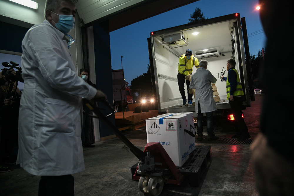 Κορονοϊός: Έφθασε στην Αθήνα το φορτηγό με τα εμβόλια – Από αύριο οι εμβολιασμοί