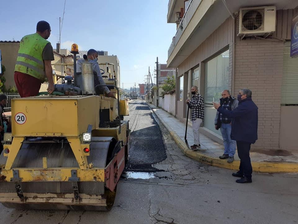 Εύβοια Ψαχνά: Εργασίες ασφαλτόστρωσης παρουσία του δήμαρχου Γιώργου Ψαθά [εικόνες]