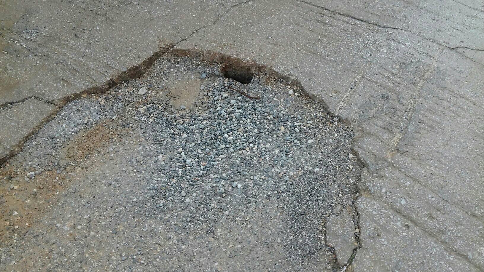 Εύβοια Αλιβέρι: Προσοχή, έχει ανοίξει τρύπα σε οδόστρωμα – Επικίνδυνο το σημείο για ατύχημα [εικόνα]