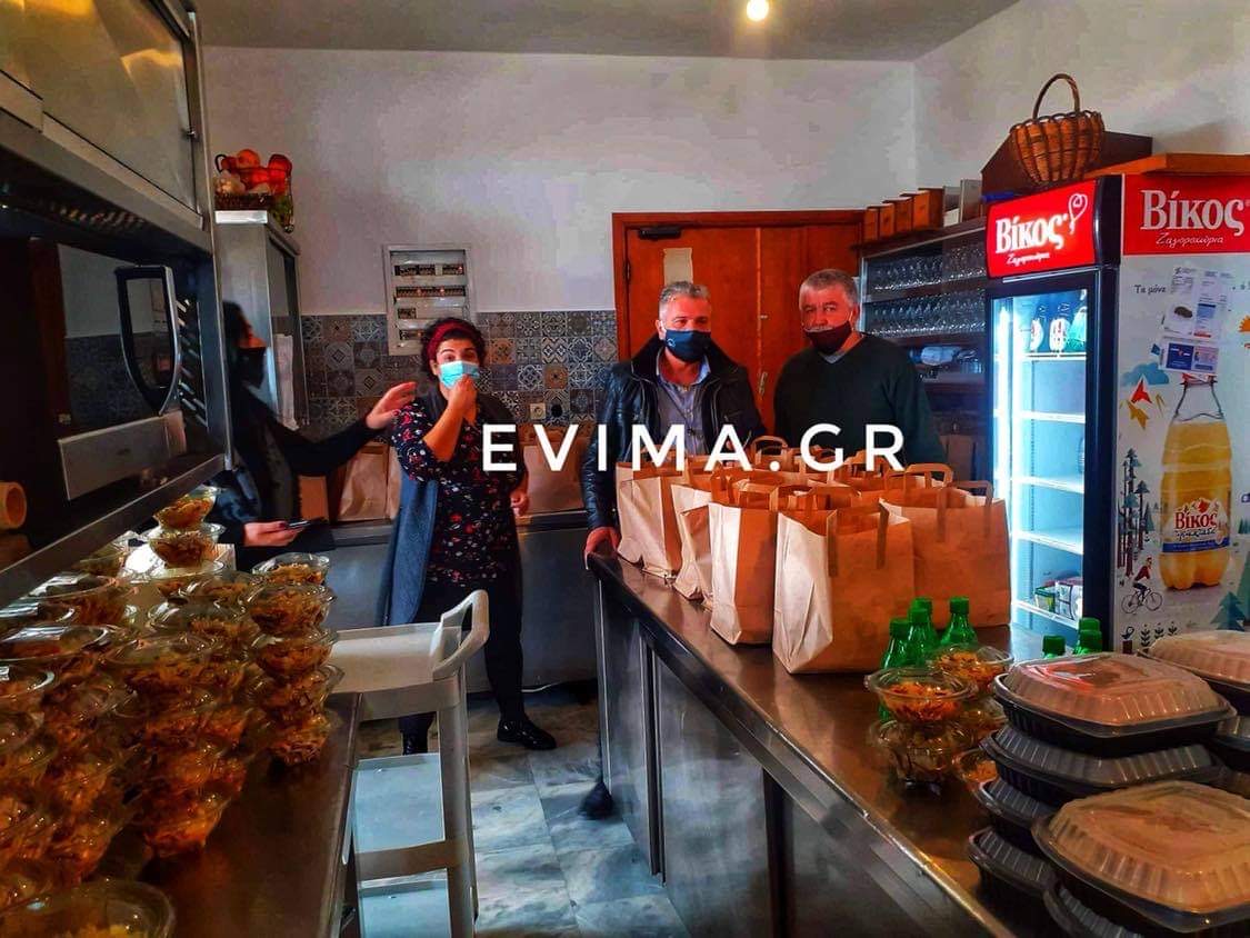 Σκύρος: Γεύματα αγάπης ετοίμασε ο δήμαρχος για οικογένειες του νησιού που έχουν ανάγκη [εικόνες]