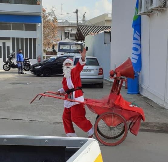 Εύβοια Ψαχνά: Είπε τα κάλαντα και μοίρασε ευχές σε όλες τις γειτονιές ο Αη Βασίλης