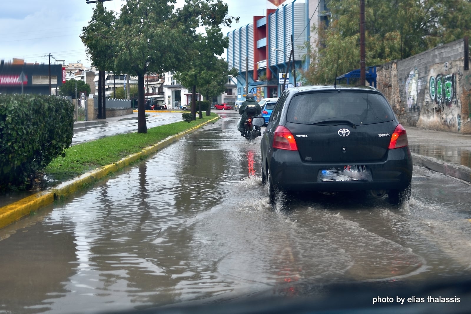 Εύβοια Χαλκίδα: Σε λίμνη μετατράπηκαν δρόμοι από την βροχή – Προσοχή στα διερχόμενα αυτοκίνητα [εικόνα]