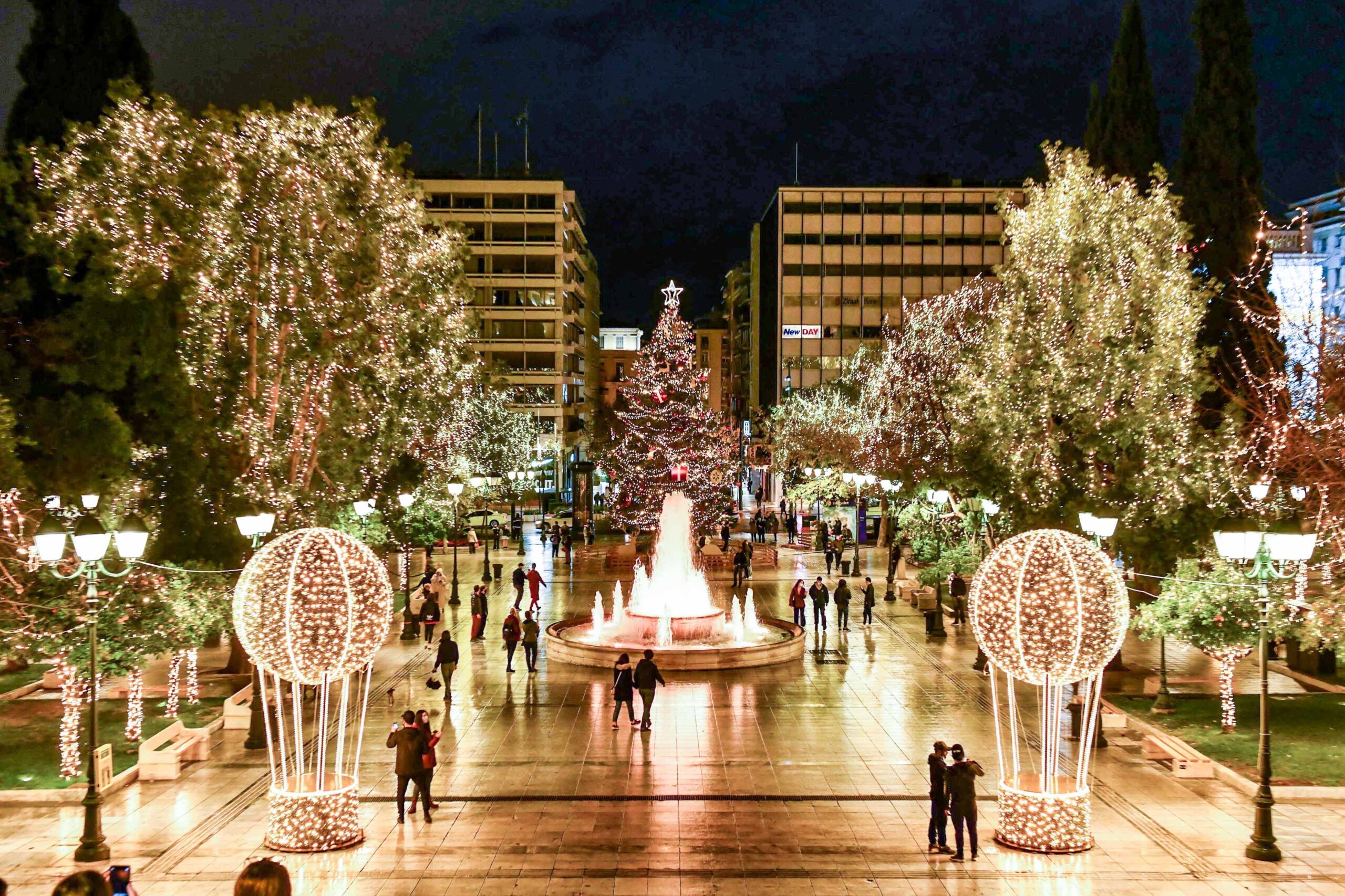 Ο Δήμος Αθηναίων ανάβει το Χριστουγεννιάτικο δέντρο, αλλιώς…