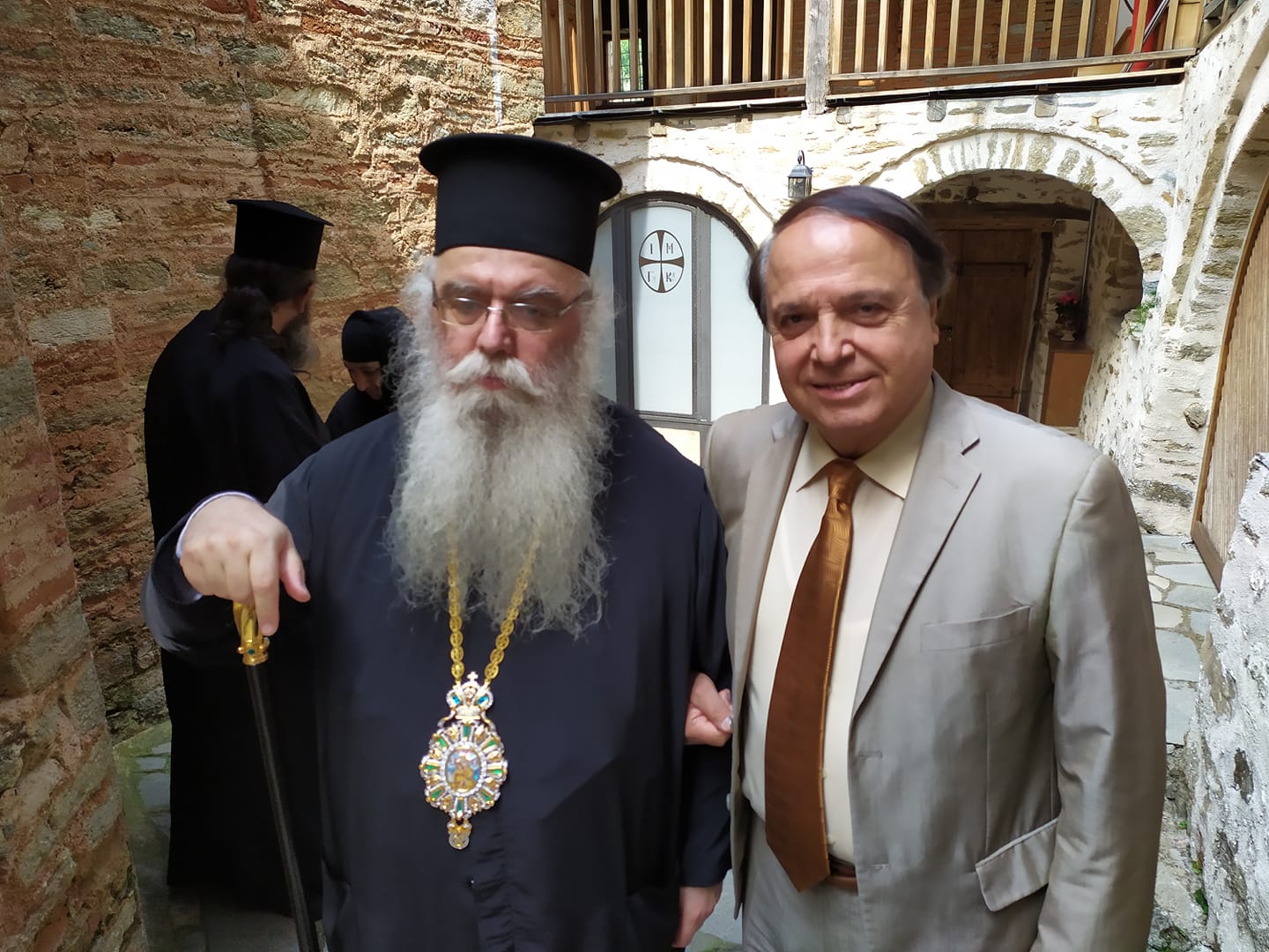 Εύβοια: Έτσι αποχαιρετά ο Νίκος Φατούσης τον πνευματικό του πατέρα, Μητροπολίτη Καστοριάς κ. Σεραφείμ