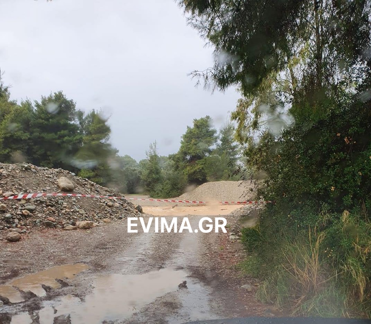 Προβλήματα από την κακοκαιρία στη Β. Εύβοια: Κλειστός ο δρόμος και στην περιοχή Γεράνια της Κοινότητας Ροβιών λόγω επικινδυνότητας