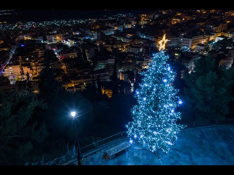 Η Λαμία… φόρεσε τα χριστουγεννιάτικά της και «μαγεύει» (video)