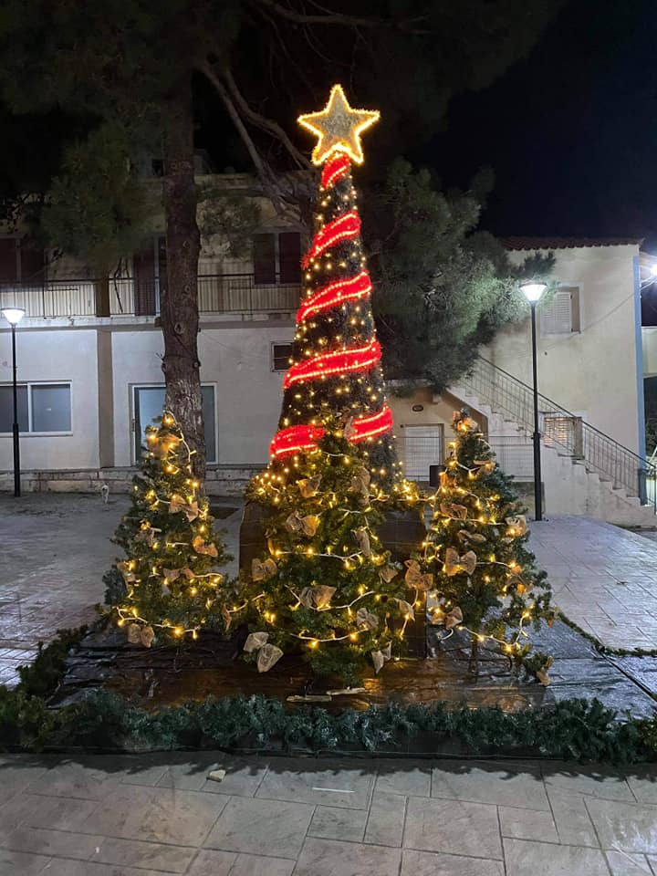 Ο Πολιτιστικός Σύλλογος Κριεζών Ευβοίας Ν. Κριεζώτης, στόλισε το δέντρο στην πλατεία του χωριού [εικόνες]