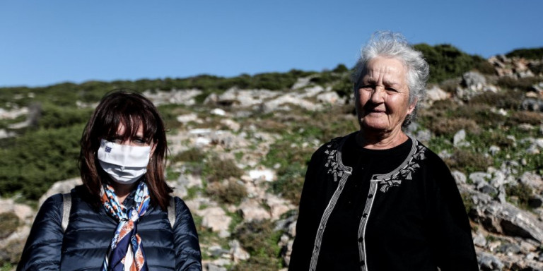 Η Κ. Σακελλαροπούλου στην Κίναρο με τη μοναχική κυρά Ρηνιώ -«Συμβολίζει τα φετινά Χριστούγεννα»