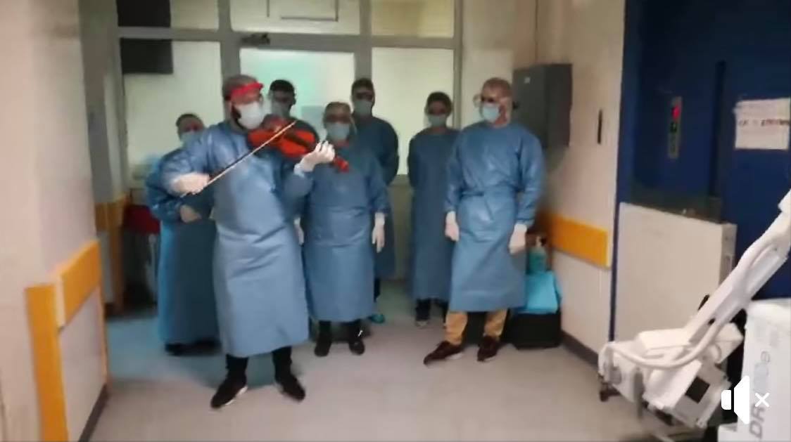 Έκανε τους ασθενείς με covid να κλάψουν από συγκίνηση – Ο Ευβοιώτης γιατρός που τους έπαιξε βιολί [βίντεο]