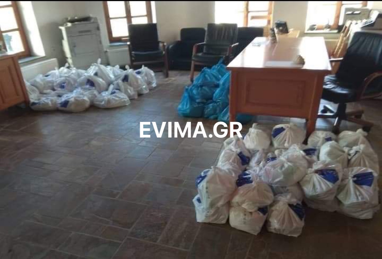 Κοινότητα Οξυλίθου: Παρέλαβε τα τρόφιμα ΤΕΒΑ η πρόεδρος για να τα παραδώσει στους 52 δικαιούχους – Τι είπε στο evima.gr