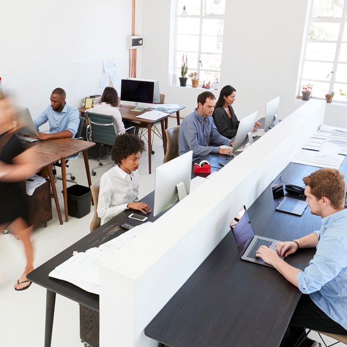 Τι θα αλλάξει στους χώρους εργασίας μετά την πανδημία: Λιγότερα γραφεία, περισσότερoς καφές