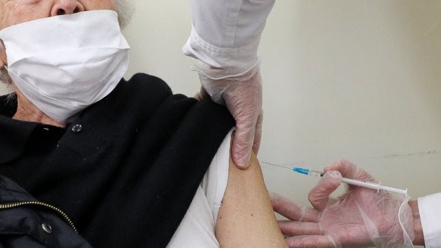 Εμβόλιο κορονοϊού: Ανοίγει σήμερα η πλατφόρμα για εμβολιασμούς των 80 – 84 ετών