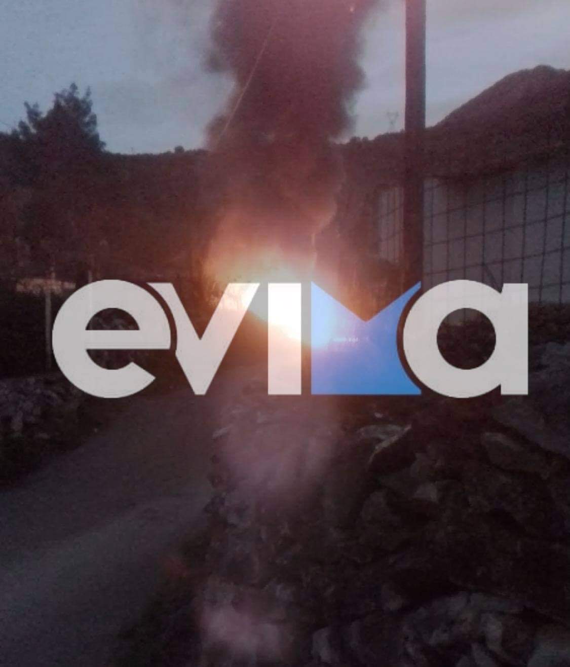 Εύβοια – Πράσινο: Κάηκε ολοσχερώς αυτοκίνητο στο κέντρο του χωριού – Βίντεο την ώρα που καιγόταν το ΙΧ δίπλα σε σπίτια