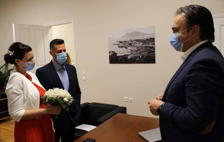 Δήμαρχος Ιστιαίας Αιδηψού: Με το «καλημέρα» του 2021 έκανε τον πρώτο γάμο της χρονιάς!! [εικόνες]