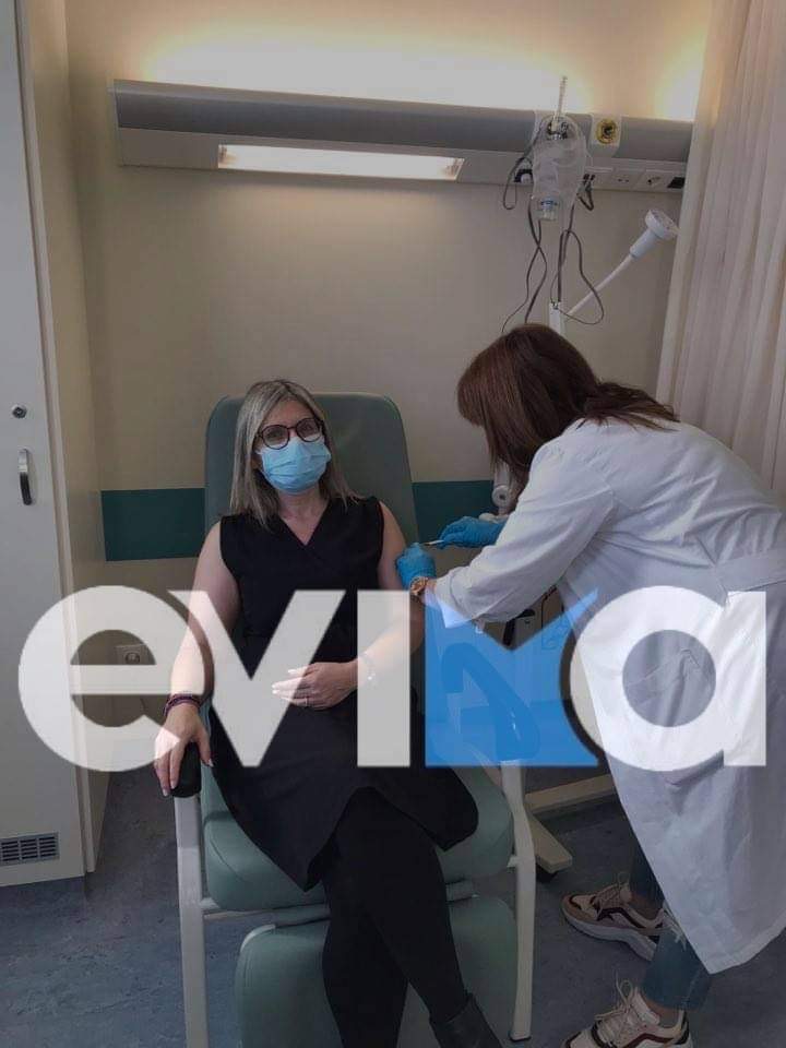 Εύβοια: Εμβολιάστηκε η γιατρός – αντιδήμαρχος Υγείας του Δήμου Διρφύων Μεσσαπίων, Σοφία Αφένδρα