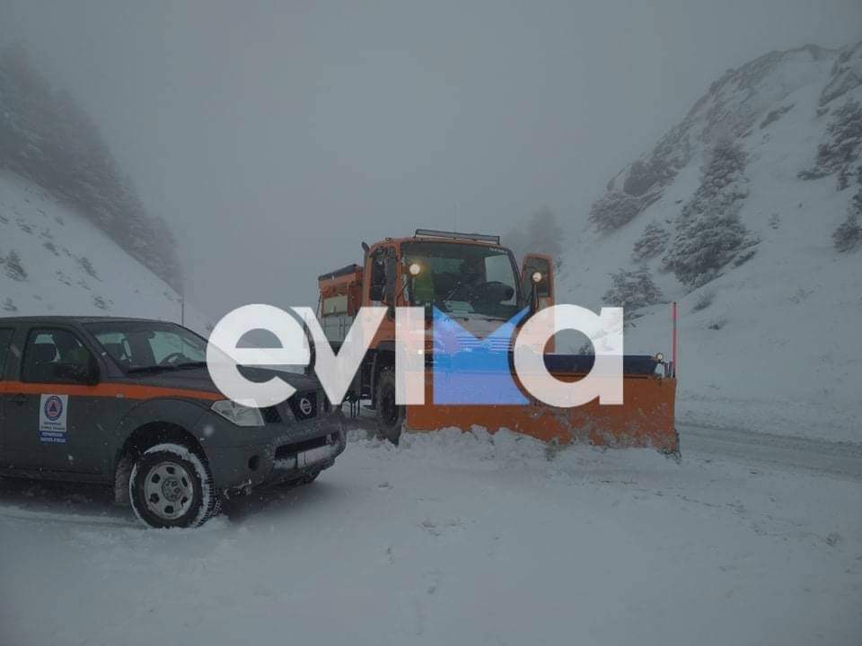 Εύβοια Κακοκαιρία «Λέανδρος»: Πυκνή χιονόπτωση στη Ράχη – Δίρφυς – Επί ποδός τα μηχανήματα της Περιφέρειας [εικόνες]