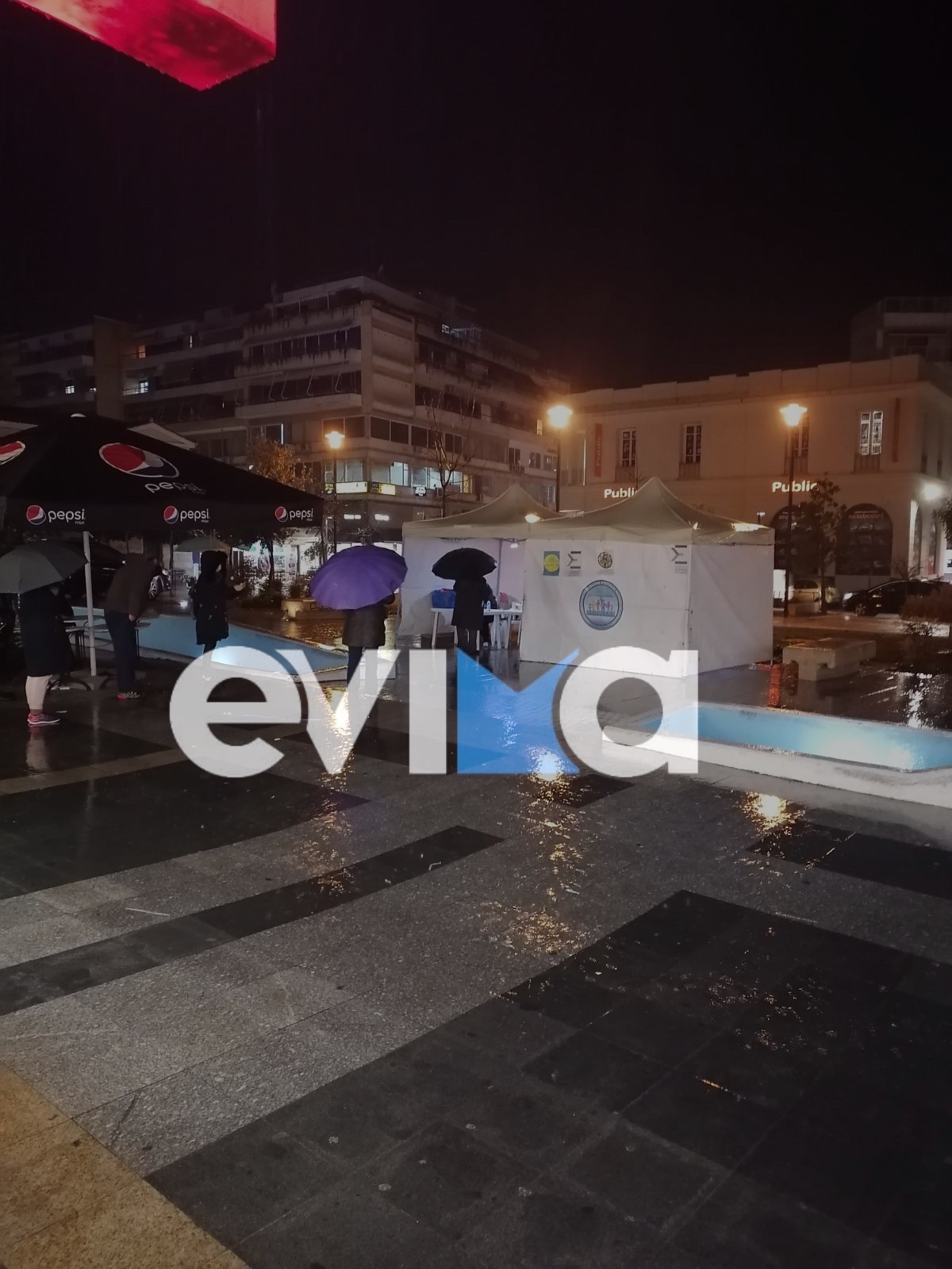 Κορονοϊός – Χαλκίδα: ΤΩΡΑ Rapid tests στην πλατεία υπό βροχή – Τα πρώτα αποτελέσματα