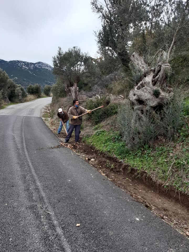 Συνέχεια εργασιών με καθαρισμό σε χαντάκια της Κοινότητας Πύργου [εικόνες]