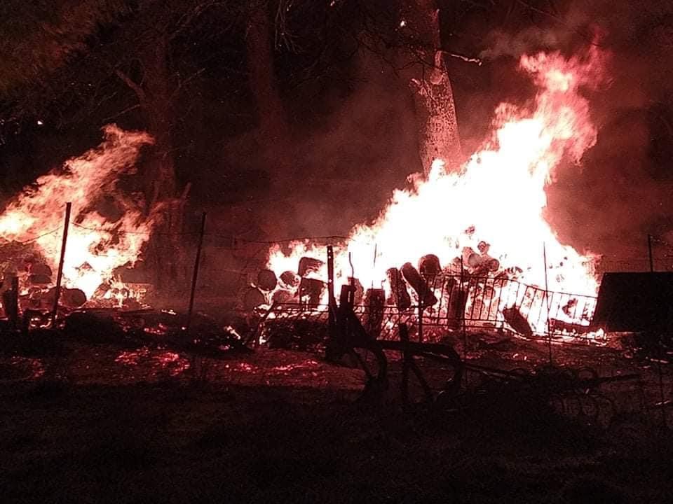 Τσαπουρνιώτης: Πτώσεις δέντρων και φωτιά προκάλεσαν τη νύχτα οι ισχυροί άνεμοι [εικόνες]