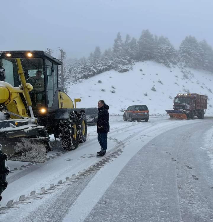 Π.Ε. Εύβοιας: Σε εξέλιξη η επέλαση του χιονιά στο Νομό – Που χρειάζονται αντιολισθητικές αλυσίδες