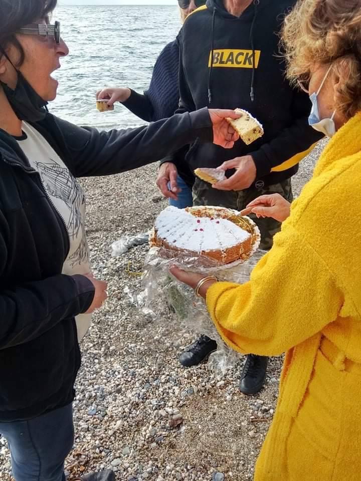 Εύβοια: Έκοψαν την πίτα οι χειμερινοί κολυμβητές του Αλιβερίου στην παραλία του Ποντικού [εικόνες]