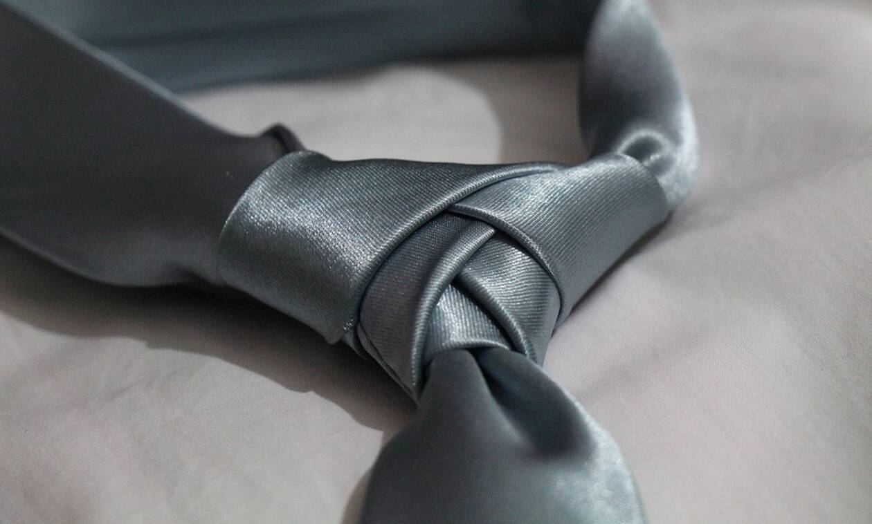 Φρίκη στο κέντρο της Αθήνας: Άνδρας κρεμάστηκε με γραβάτα στο Ωδείο Αθηνών