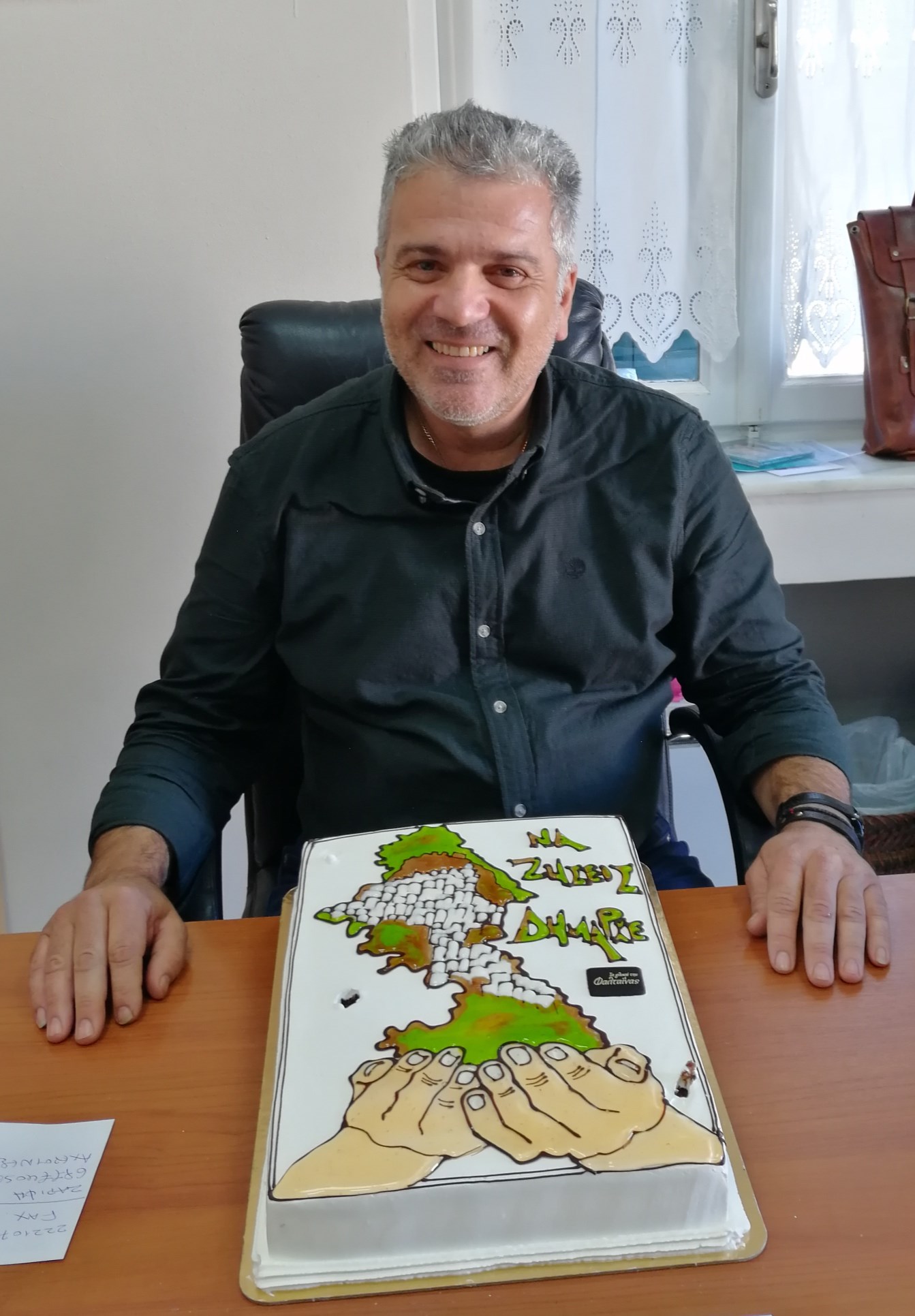 Σκύρος: Η τούρτα έκπληξη του προσωπικού και των συνεργατών του δημάρχου για τα γενέθλιά του