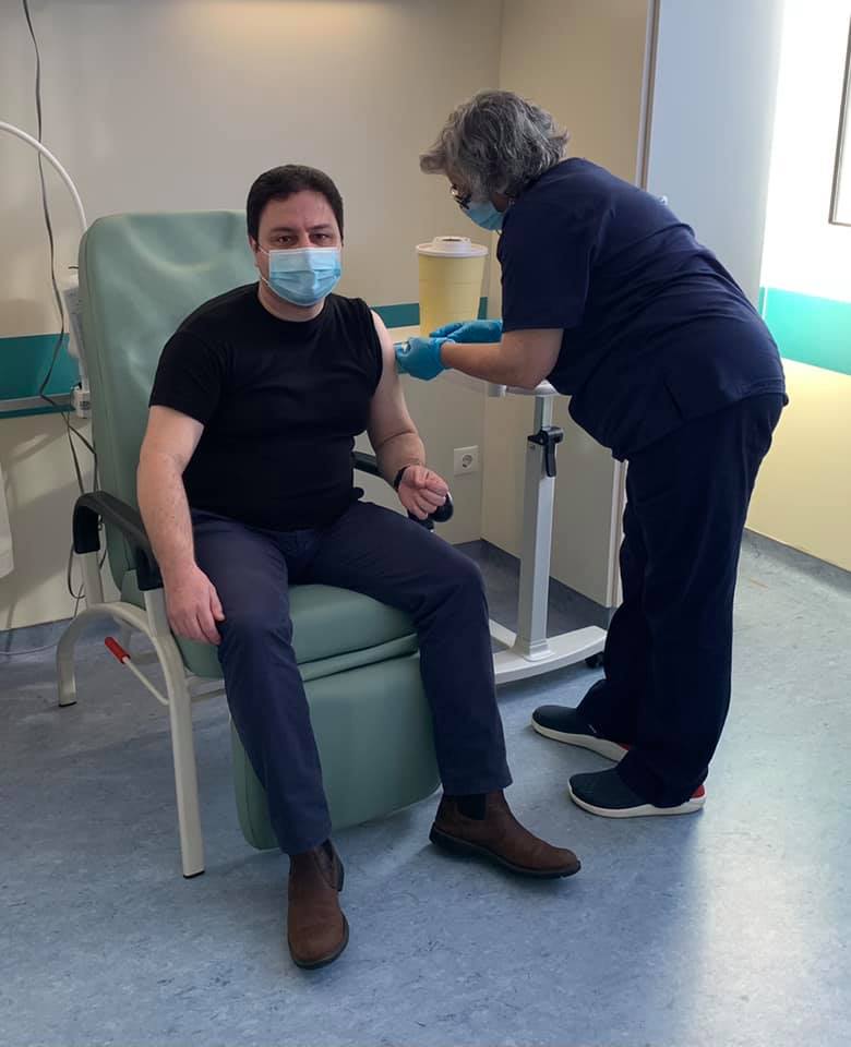 Κορονοϊός: Εμβολιάστηκε ο γιατρός Γιώργος Ζέρβας – Τι δήλωσε