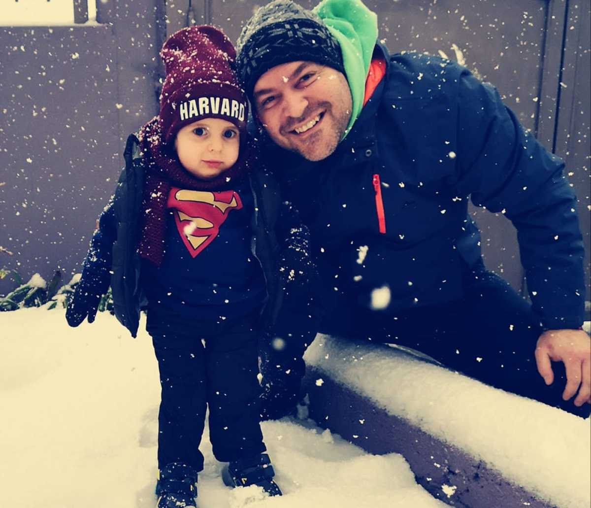Παναγιώτης Ραφαήλ: Στέκεται στα πόδια του και χαίρεται το χιόνι – Συγκινούν οι γονείς του