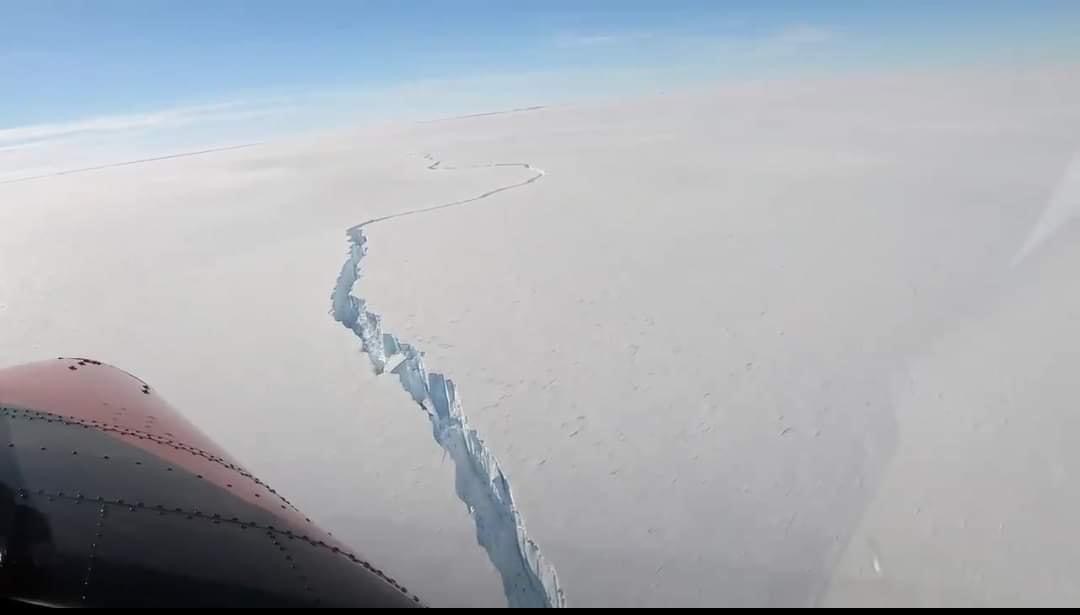 Ανταρκτική SOS: Αποσπάστηκε παγόβουνο τεράστιου μεγέθους [εικόνες]