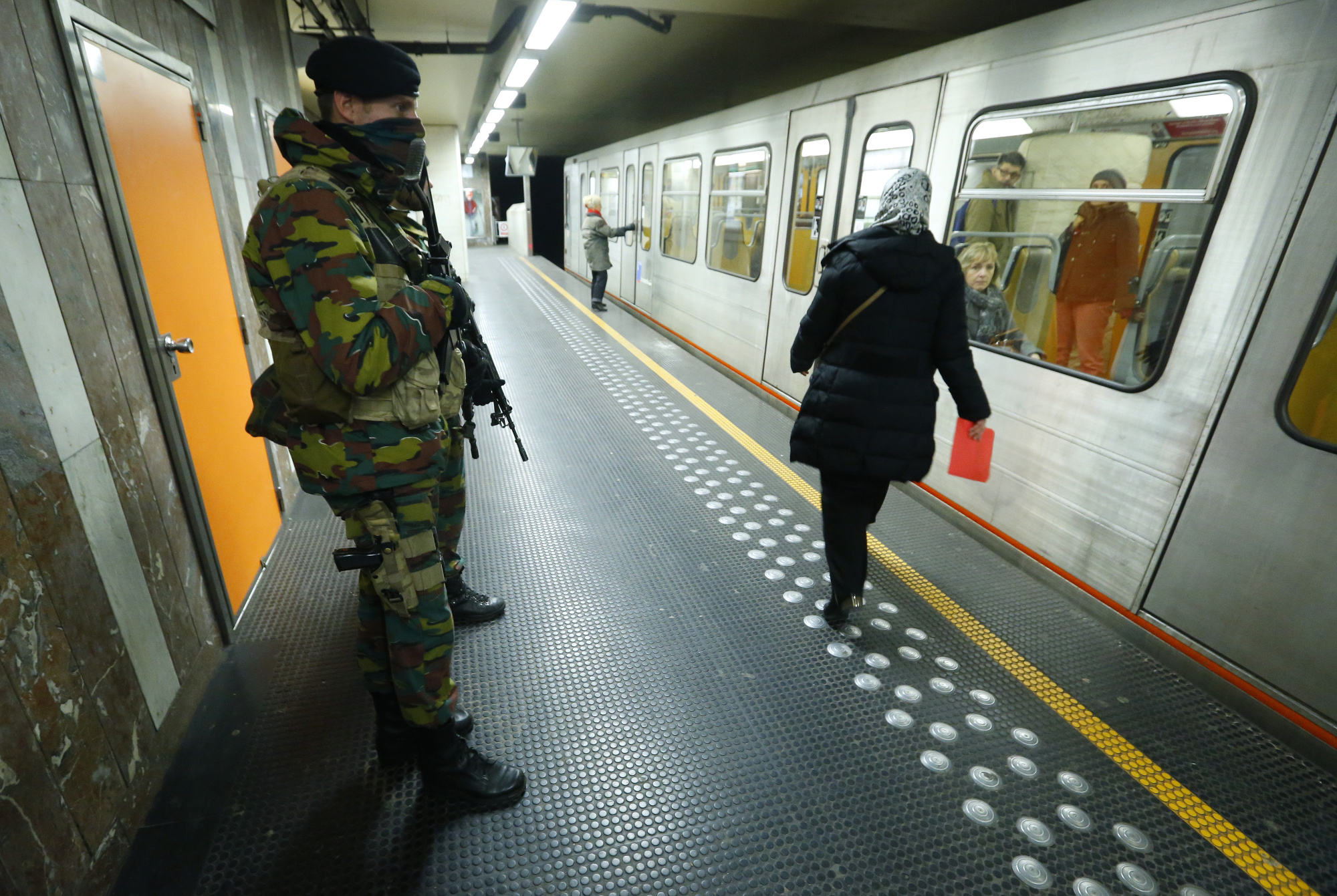 Πανικός στις Βρυξέλλες: Επίθεση με μαχαίρι σε μετρό -Πληροφορίες για τραυματίες
