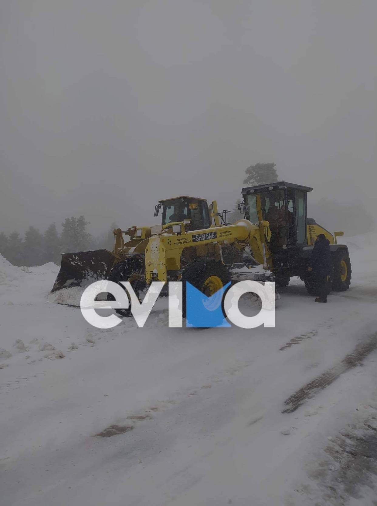 Κακοκαιρία «Μηδεία»: Πυκνή χιονόπτωση στη Ράχη Διρφύων και στους Στρόπωνες – Τι είπε ο δήμαρχος στο evima