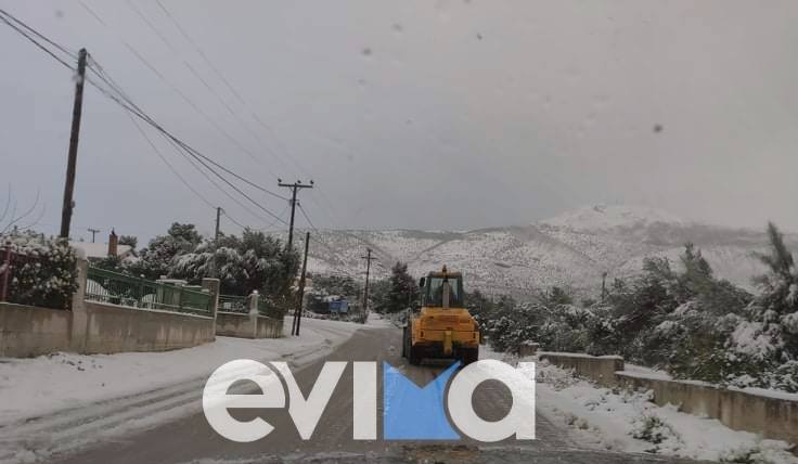 Αντιδήμαρχος Ερέτριας στο evima: Χιονίζει μέσα στην πόλη, τα μηχανήματα εκχιονίζουν συνεχώς τους δρόμους [εικόνες]