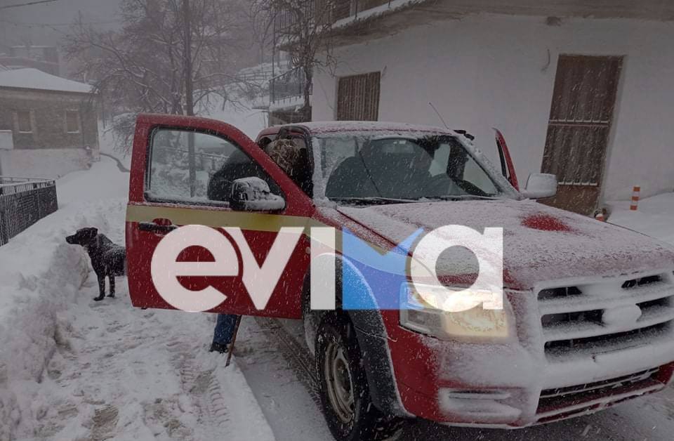 Εύβοια – Κακοκαιρία «Μήδεια»: Μισό μέτρο το χιόνι – Μεταφέρει τους ηλικιωμένους στο γιατρό η πρόεδρος της Σέττας [εικόνες&βίντεο]