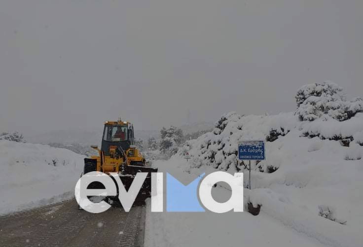 Εύβοια – Κακοκαιρία «Μήδεια»: Μισό μέτρο το χιόνι στο Γέροντα Ερέτριας – Επί ποδός δήμαρχος και αντιδήμαρχος [εικόνες&βίντεο]